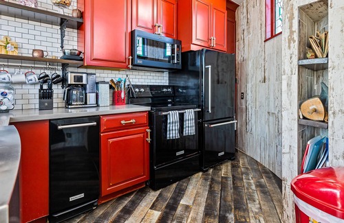Seal Beach Casa | Unique luxury beach retreat with 360º views, bar/lounge, deck & balcony