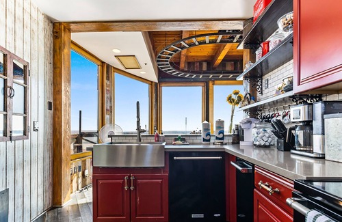 Seal Beach Casa | Unique luxury beach retreat with 360º views, bar/lounge, deck & balcony