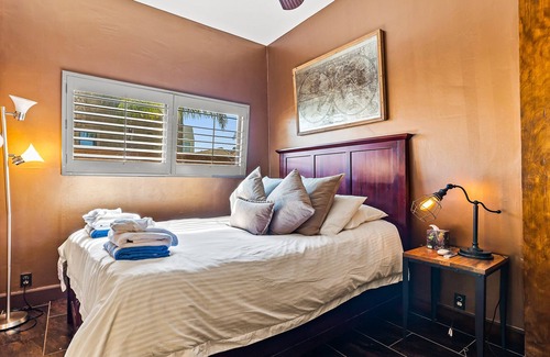 Seal Beach Casa | Unique luxury beach retreat with 360º views, bar/lounge, deck & balcony