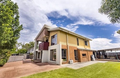 Stretton Casa | Unique&Modern 4BR House for Your Getaway @Stretton