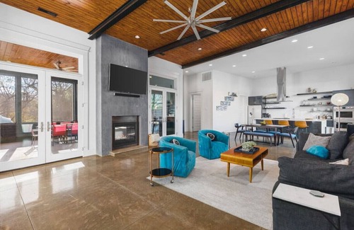 Urbandale Nations Casa | Unique Modern Ranch with Pool, Hot Tub, Grill & Fireplace
