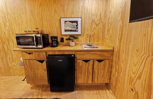 Governmental Mall Apartamento | Unique "NEW" Studio Retreat - Hot Tub - Mins to Downtown, PHX Airport & ASU