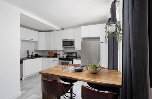 Ville-Marie Apartamento | Unique Old Montreal Parking & Yard Patio 10 Guests