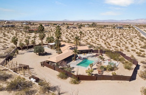 Twentynine Palms Casa | Rancho bohemio en un retiro de 12 acres de desierto alto en la entrada del Parque Nacional Joshua Tree