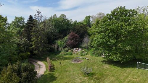 Merston Casa | Unique & Rural Child Friendly Annexe with Large Gardens, Games & Tennis Court - Chichester Holiday Properties