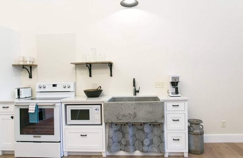 Millersburg Apartamento | Unique Rustic Suite with Jacuzzi Tub, Kitchen, Fireplace, and Living Room