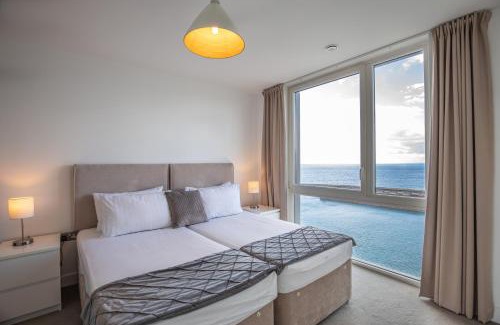 Seafront Apartamento | Unique Sea View Penthouse with Hot Tub
