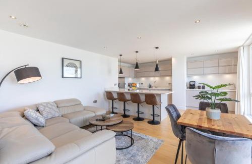 Seafront Apartamento | Unique Sea View Penthouse with Hot Tub