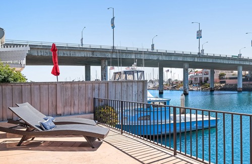 Channel Islands Casa | Exclusiva y elegante casa de dos niveles con vistas al agua, mesa de billar y muelle