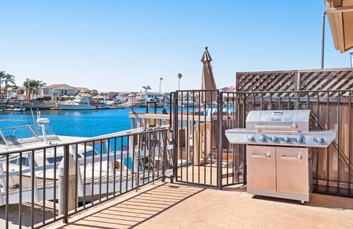 Channel Islands Casa | Exclusiva y elegante casa de dos niveles con vistas al agua, mesa de billar y muelle