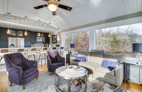 Gladehill Casa | Unique Smith Mountain Lake Home Over Water w/ Dock