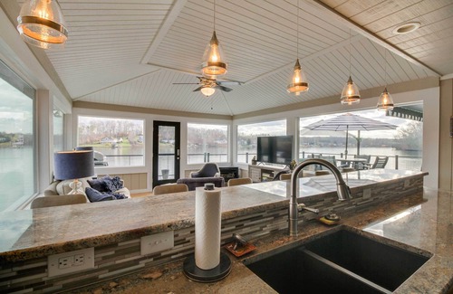 Gladehill Casa | Unique Smith Mountain Lake Home Over Water w/ Dock