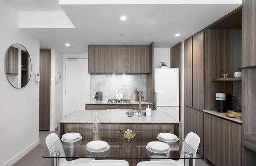Carlton South Apartamento | Unique & Spacious Retreat - Cozy Balcony City View