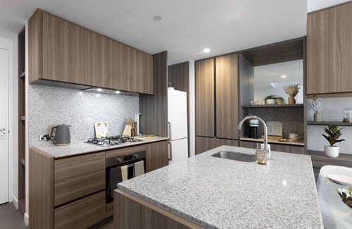 Carlton South Apartamento | Unique & Spacious Retreat - Cozy Balcony City View