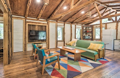 Blanco Cabina | Unique Stay: Historic Home Along Blanco River