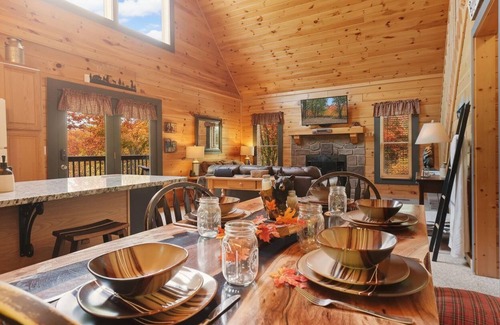 Sevierville Cabina | Unique Stay | Pool | HotTub | Bootlegger Theme