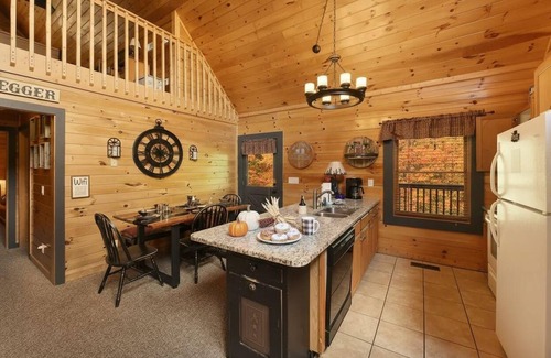 Sevierville Cabina | Unique Stay | Pool | HotTub | Bootlegger Theme