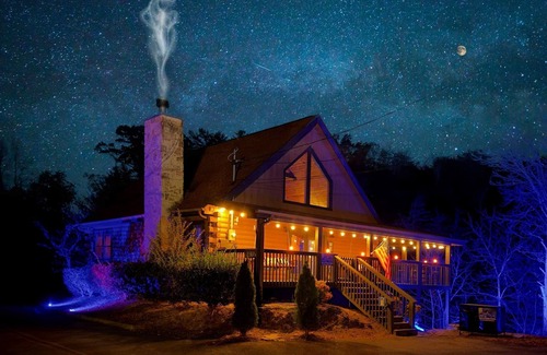 Sevierville Cabina | Unique Stay | Pool | HotTub | Bootlegger Theme