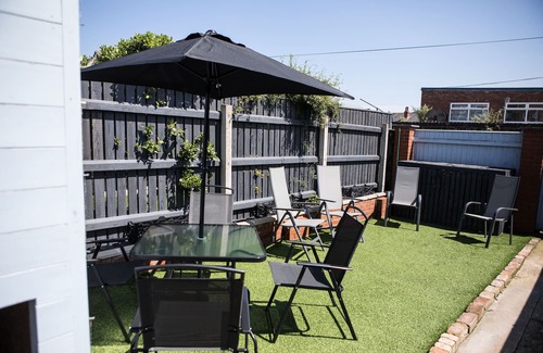 Cleethorpes Casa | Unique/Stylish Whole House Close to Beaches Restaurants Shops. Pet Friendly!