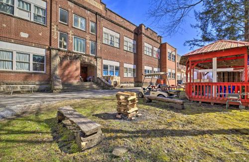 Wilcoe Apartamento | Unique Suite in Refurbished WV Schoolhouse!