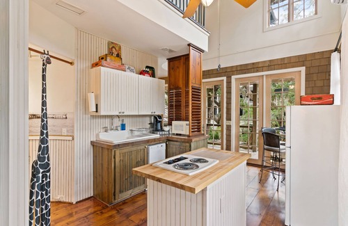 King City Casa | Unique Treehouse near the Village sleeps 6 guests