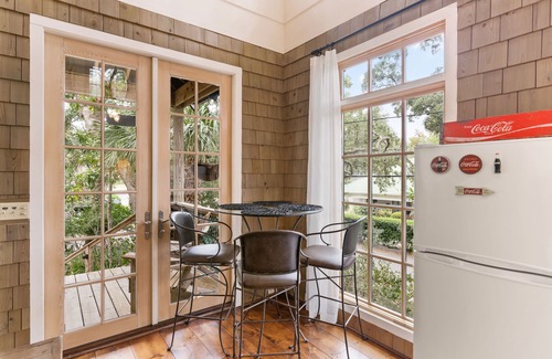 King City Casa | Unique Treehouse near the Village sleeps 6 guests