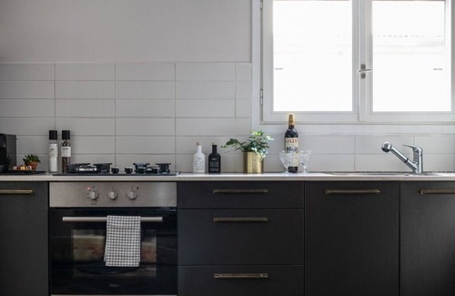 Tel Aviv City Center Apartamento | Unique & Upscale Gem +BombShelter 2 Bedroom, Fully Equipped in Tel Aviv