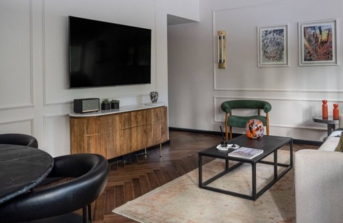 Tel Aviv City Center Apartamento | Unique & Upscale Gem +BombShelter 2 Bedroom, Fully Equipped in Tel Aviv
