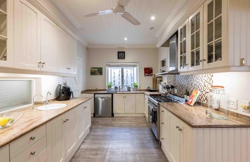 Bishopscourt Casa | Unique Villa with pool and tennis court