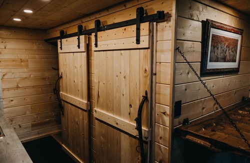 Calgary-Edmonton Corridor Cabina | Unique western style cabin surrounded by nature in a bison pasture 🦬