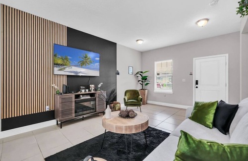 Poinciana Casa | Uniquely Chic home near Disney!