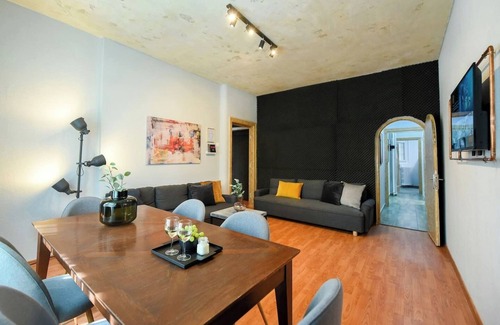 Bucharest City-Centre Apartamento | Unirii Square Cozy 4BR-Apt: Modern Urban Living