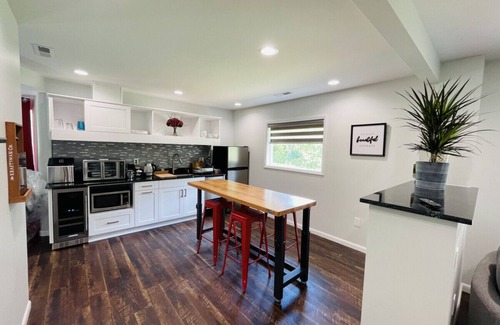Charlottesville Condominio | Unit 1 Expansive Luxury Suite for up to 4 Persons