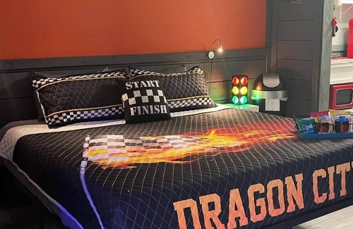 Maryville Cama Y Desayuno | Unit #11 Power Lines ~ Dragon Depot at Dragon City