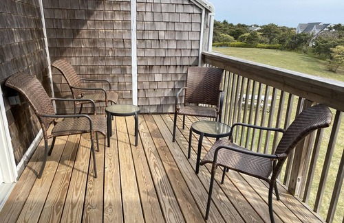 North Truro Condominio | Unidad n. ° 16 - Eficiencia del segundo piso, cama doble y 2 camas individuales, terraza privada, vista de agua distante