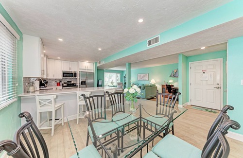 Longboat Key Condominio | Unidad # 210 Vista a la piscina y al jardín
