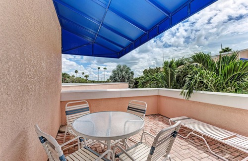Longboat Key Condominio | Unidad # 210 Vista a la piscina y al jardín