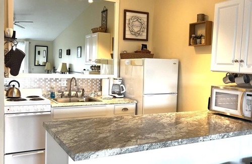 North Truro Condominio | Unidad # 22 - Eficiencia de lujo en el segundo piso, terraza privada con vistas a la bahía distantes