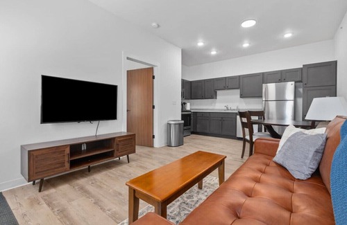 Neenah Apartamento | Unit 3 at Fox Flats (1 Bed/Garage/Washer & Dryer)