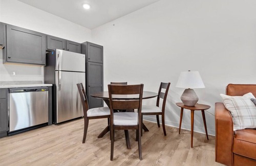 Neenah Apartamento | Unit 3 at Fox Flats (1 Bed/Garage/Washer & Dryer)
