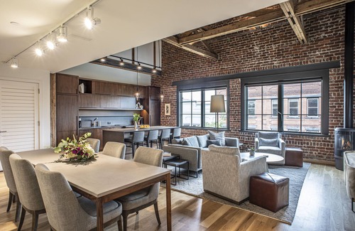 Downtown Asheville Apartamento | Unit 302 offers a unique short-term living experience in downtown