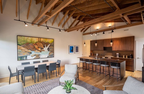 Downtown Asheville Apartamento | Unit 303 offers a unique short-term living experience in down