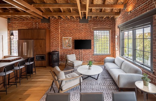 Downtown Asheville Apartamento | Unit 303 offers a unique short-term living experience in down