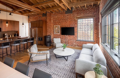 Downtown Asheville Apartamento | Unit 303 offers a unique short-term living experience in down