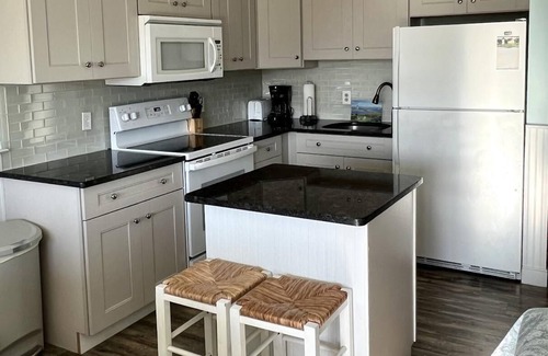 North Truro Condominio | Unidad # 43 - Estudio grande en planta baja, terraza privada