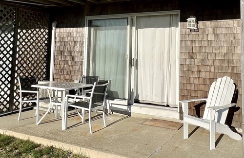 North Truro Condominio | Unidad # 43 - Estudio grande en planta baja, terraza privada