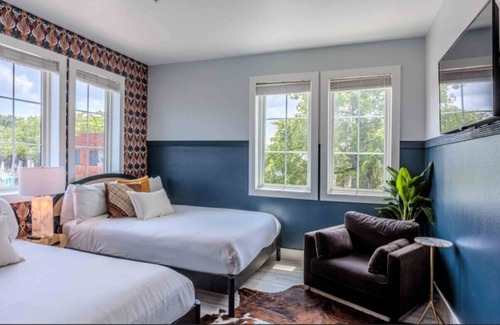 East Cesar Chavez Casa | Punto de cadera en East 6th Street. Perfecto para viajes en grupo! Vistas al centro + piscina
