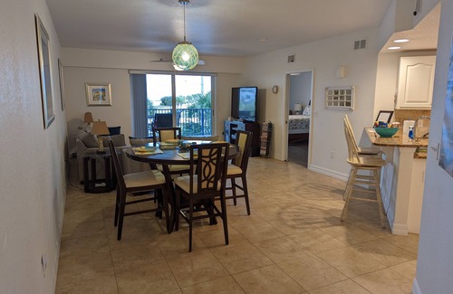 New Smyrna Beach Condominio | Unit in coveted Oceanwalk complex steps from the ocean with partial ocean views