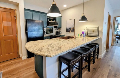 River Run Condominio | Jack Pine 8007 Dos camas grandes, a pie de pendientes, WIFI GRATUITO, vistas de River Run By SummitCove Lodging
