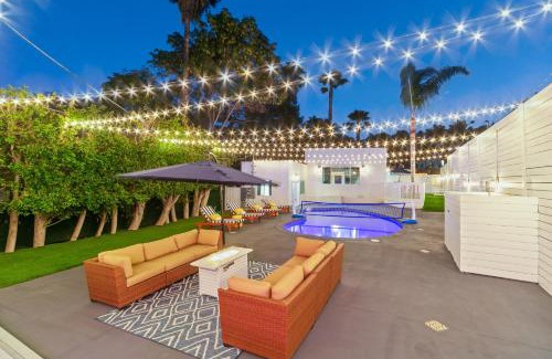 Studio City Cama Y Desayuno | Universal Studios Villa with Pool & Guesthouse